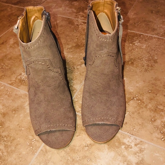 XOXO Peep Toe Taupe Seude Booties! - Picture 4 of 13